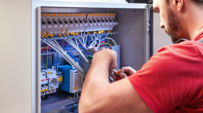 Работы монтажу оборудования в шкафу управления